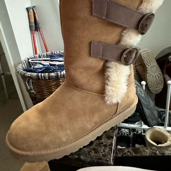Ugg boos. Size 10 . Used looks new. In perfect condition. Chestnut color. - Picture 4 of 9